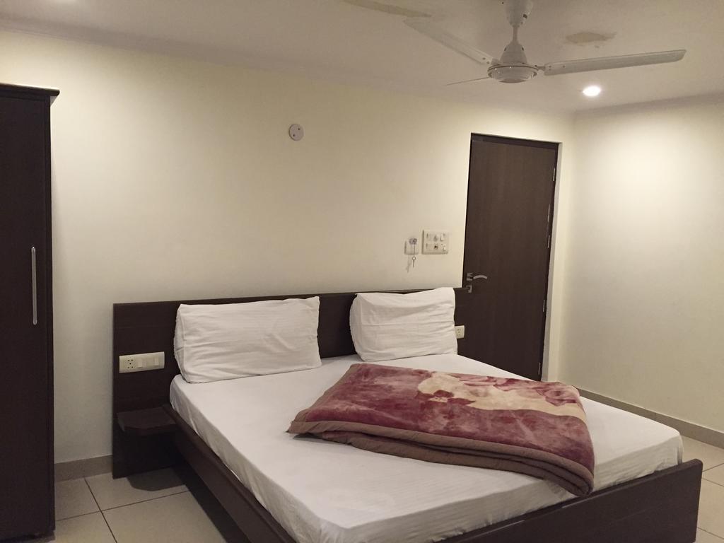 Hotel Surya Haldwāni Habitación foto