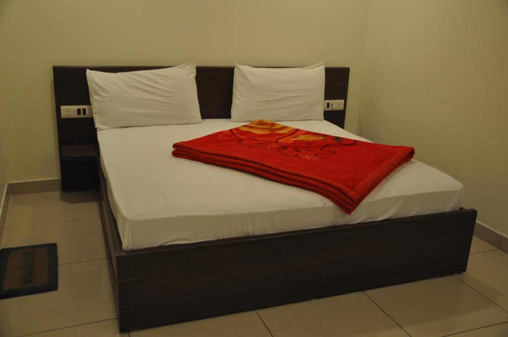 Hotel Surya Haldwāni Habitación foto